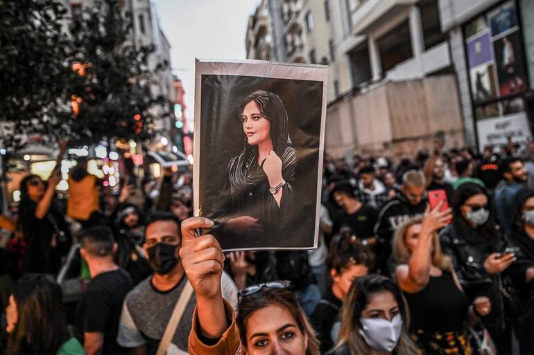 Un retrato de la joven iraní Mahsa Amini , ppresuntamente asesinada por no llevar correctamente el velo islámico. Su muerte desató una ola de manifestaciones. (AFP)