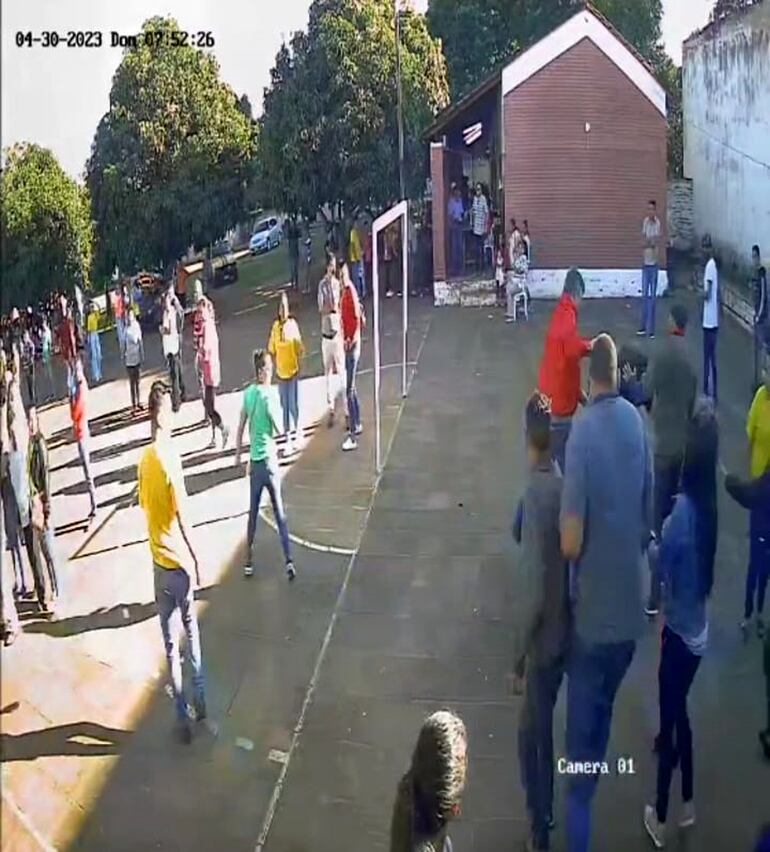 Momento en el que el diputado Esteban Martín Samaniego Álvarez propina punta pies al concejal municipal Sergio Bobadilla Almirón (ANR) en el local de votación. Numerosas personas observan el hecho.
