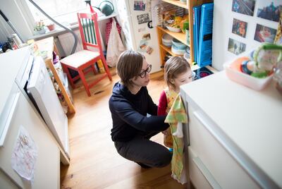 Christine Wagner conversa con su hija Milla en la cocina que comparte con el padre de la niña.