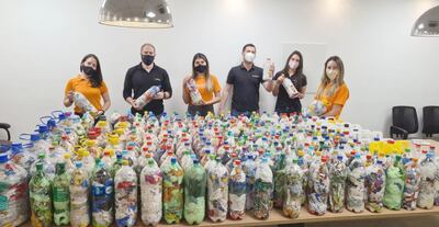 Los colaboradores de IDESA realizan estos EcoLadrillos, para cuidar el medio ambiente.