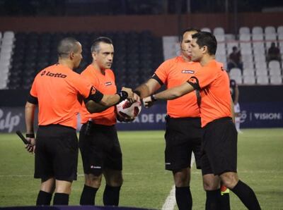 Benítez, quien sostiene el balón, tendrá a su cargo el partido de la jornada.