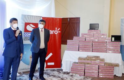 El ministro de Educación, Juan Manuel Brunetti, junto con el presidente de Conatel, Juan Carlos Duarte, durante el acto de entrega de 64 computadoras con módem de internet.