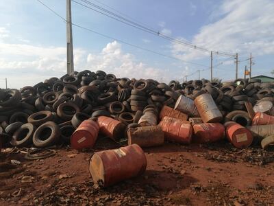 Una montaña de neumáticos en uno de los locales del parque industrial Montercalo de Hernandarias.