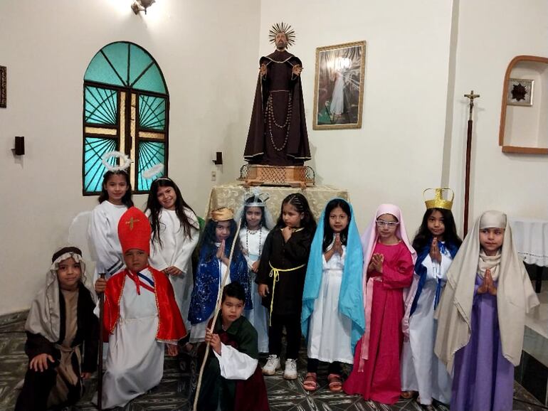 Más de 100 niños y niñas de la catequesis dominical de la capilla San Francisco de Asís de la compañía Cocue Guasu de Areguá, se vistieron como sus santas y santos preferidos.