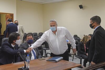 El exsenador colorado Óscar González Daher saluda al abogado Carmelo Caballero, ambos están acusados por supuesto tráfico de influencias y asociación criminal.