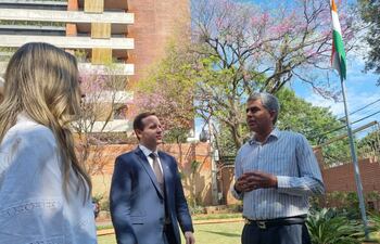 El embajador de la India en Paraguay Yogeshwar Sangwan entregó becas a los siete participantes paraguayo becarios del programa Gen Nexdt Democracy Network Programme, organizado por el Consejo Indio de Relaciones Culturales (ICCR por su siglas en inglés). El acto fue en la sede de la embajada asentada en la calle Bernardino Caballero, de la ciudad de Asunción. 4 de agosto de 2022. Para sociales