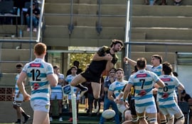 Secuencia del juego entre Curda y San José por la 8ª fecha. Foto: @nissenpessolani