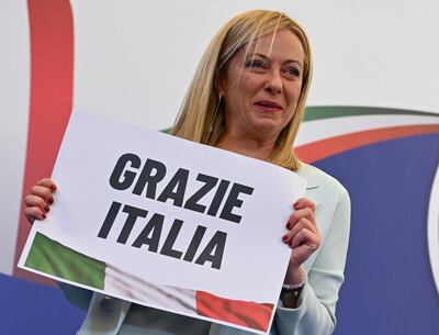 Giorgia Meloni sostiene un cartel en el cual le agradece a sus votantes, en la sede de su partido Fratelli d'Italia (Hermanos de Italia).