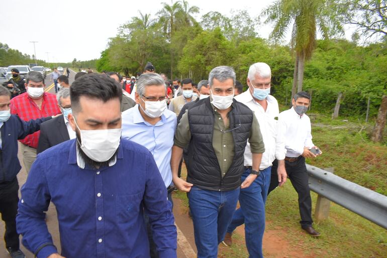 El Presidente Mario Abdo y el ministro de Obras Arnoldo Wiens junto al gobernador de Guiará Juan Carlos Vera, después de conversar con los lugareños.
