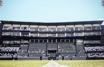 Vista del sector preferencial del estadio Manuel Ferreira, que esta tarde albergará el clásico blanco y negro entre Olimpia y Libertad.
