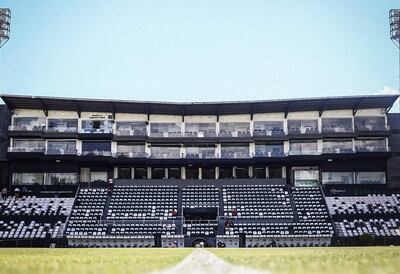 Vista del sector preferencial del estadio Manuel Ferreira, que esta tarde albergará el clásico blanco y negro entre Olimpia y Libertad.