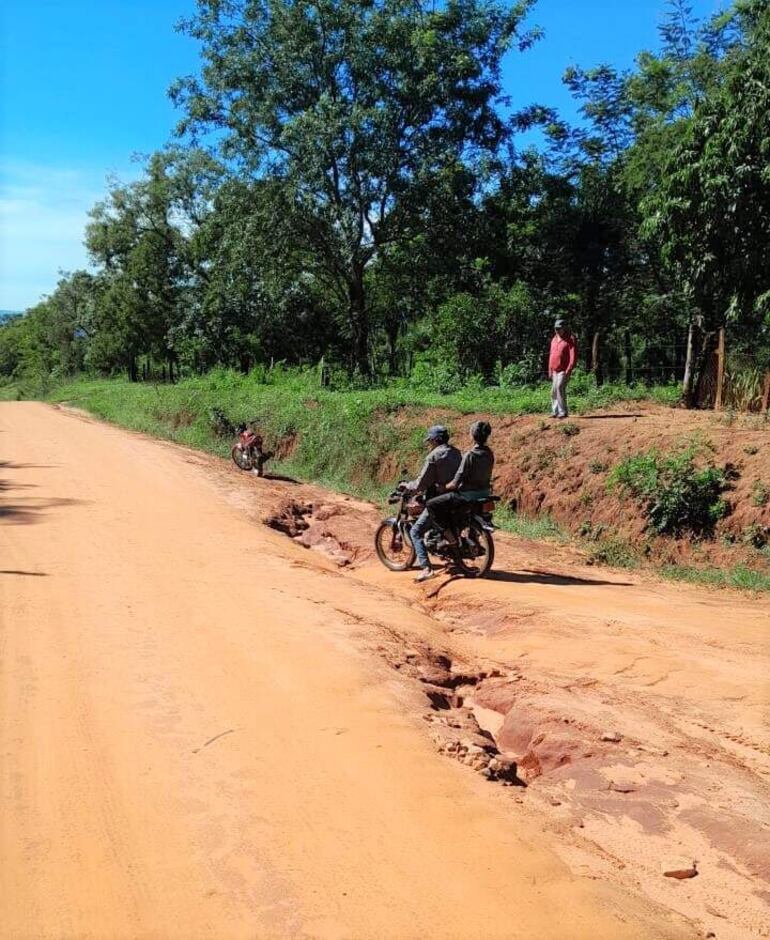 Los motociclistas y automovilistas deben sortear los tramos en mal estado  para salir de la compañía Tajy Loma.
