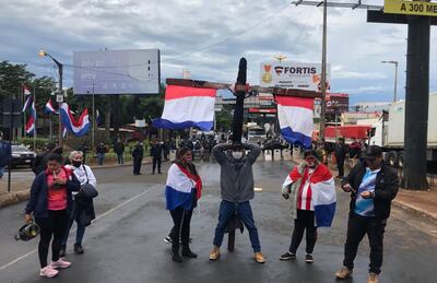 Los manifestantes cerraron ayer de forma intermitente la Ruta PY02 para protestar contra la corrupción y  en repudio del plan del gobierno de realizar nuevos préstamos.