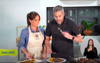 La primera dama Silvana Abdo y el presidente Mario Abdo, el martes en el programa Aikuaa.