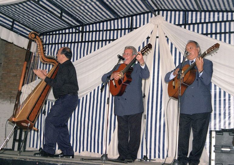 El arpista Lucho Sanabria junto al dúo en una actuación de 2002.