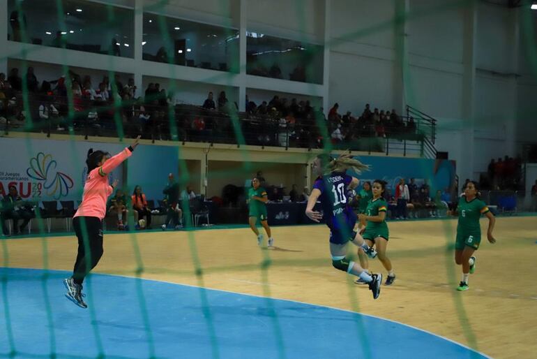Camila Feschenko salta para anotar uno de los goles de su cosecha personal en la victoria de Paraguay ante Bolivia en el hándbol femenino de los Juegos Odesur Asu2022.