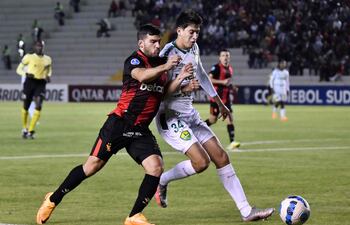 El zaguero paraguayo Juan Miguel Ojeda (d), de Cuiabá de Brasil, disputa el balón con el delantero argentino Bernardo Cuesta, del Melgar de Perú.