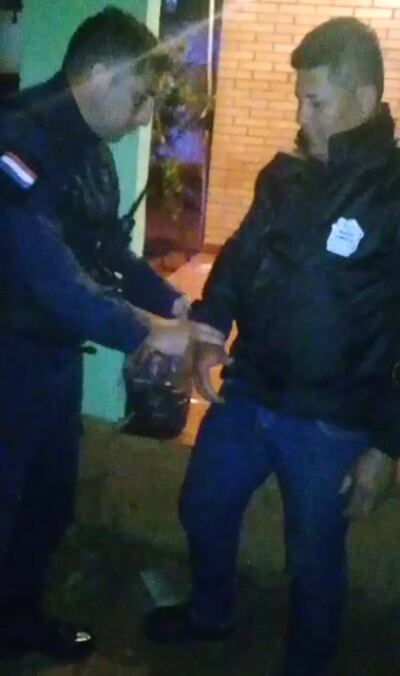 Un oficial de la comisaría 59° Central, le coloca las esposa a  Miguel Antonio Rolón, sorprendido cuando intentaba robar frutillas.