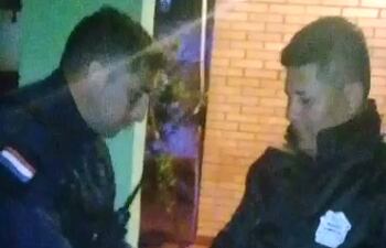 Un oficial de la comisaría 59° Central, le coloca las esposa a Miguel Antonio Rolón, sorprendido cuando intentaba robar frutillas.