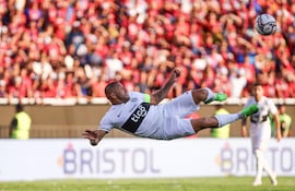 Richard Ortiz de Olimpia anota un gol ante Cerro Porteño, durante el Torneo Clausura 2022 en el estadio General Pablo Rojas en Asunción, (Paraguay).