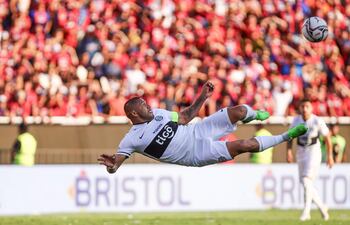 Richard Ortiz de Olimpia anota un gol ante Cerro Porteño, durante el Torneo Clausura 2022 en el estadio General Pablo Rojas en Asunción, (Paraguay).