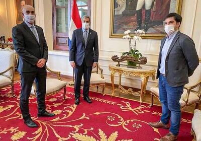 El ministro de Salud, Julio Mazzoleni, y el director de Vigilancia de la Salud, Guillermo Sequera, entregaron una nota de recomendaciones al presidente de la República , Mario Abdo Benítez.