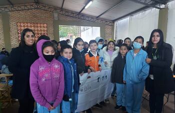 Las representantes de la Codeni Lic. Sandra Ferreira y la Abog. Suny Castro realizan las charlas educativas en las instituciones de la ciudad de Caacupé.