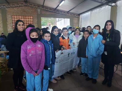 Las representantes de la Codeni Lic. Sandra Ferreira y la Abog. Suny Castro realizan las charlas educativas en las instituciones de la ciudad de Caacupé.