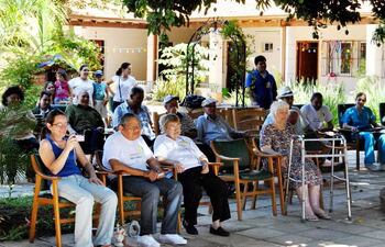 Adultos mayores en el hogar Gijón Róga.