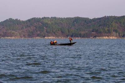 El lago Poyang, el más grande de agua dulce en China y situado en el centro del gigante asiático, se encuentra reducido a su menor tamaño desde hace una década, recogió la prensa local.