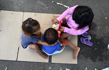 De los 580 indígenas apostados frente al Indi en improvisadas carpas, al menos la mitad eran niños y niñas.