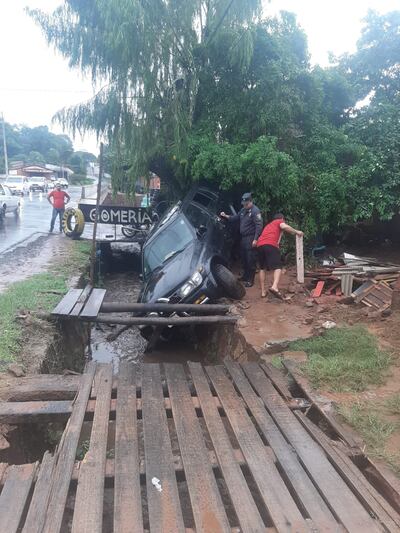 La camioneta Nissan Terrano quedó incrustada en la cuneta tras chocar contra una casilla en la ciudad de San Antonio. El hecho ocurrió en la mañana de este domingo y sus ocupantes salieron ilesos.