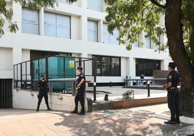 Policías, militares y guardias de seguridad privada controlan el perímetro del Sanatorio Migone, de Asunción. Adentro estaban internados José Luis Bogado Quevedo y Marcelo Monteggia, heridos en el atentado en el festival Ja'umina, en el anfiteatro de San Bernardino.