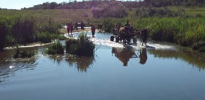 La comunidad atraviesa innumerables problemas a causa de la falta de caminos.