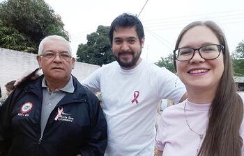 En la imagen se observa al señor Alberto Risso (+) de campera oscura en compañía de los doctores Adrián Croce y Lorena Echague.