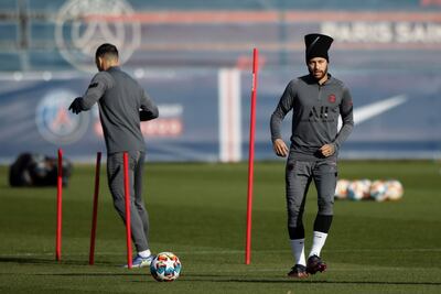 Neymar Jr (d) en la penúltima sesión del París Saint-Germain antes de enfrentar al Real Madrid, el martes 15 de febrero, por los octavos de la Champions League.