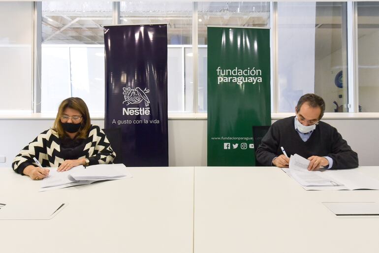 Lizzie Kennedy, country manager de Nestlé Paraguay, y Martín Burt, director
ejecutivo de Fundación Paraguaya.
