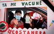 Una persona posa en el AutoVac luego de recibir la dosis de vacuna contra la COVID-19, hoy en la Costanera de Asunción.