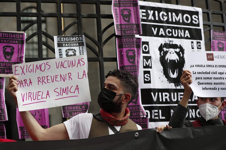 Un grupo de personas se manifiestan para exigir vacunas contra la viruela símica afuera de la Secretaria de Salud, en México.