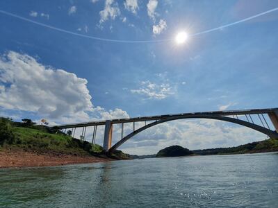 Bajo nivel del río Paraná en zona del puente de la Amistad.