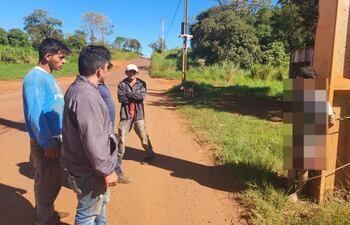El precoz detenido fue llevado por la Policía jurisdiccional, tras permanecer atado a un poste.