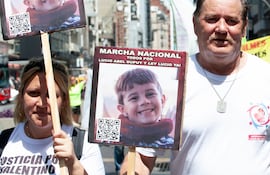 Marcha y concentracion por el crimen de Lucio de 5 años de edad. En la fotografía, su abuelo, Ramón Dupuy.
Foto: Rolando Andrade Stracuzzi