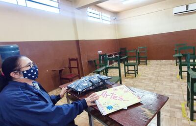 Nilda Villalba, nostálgica, observa el aula vacía. Ahora tiene el desafío de las clases a distancia.