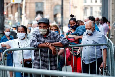 Un grupo de personas esperan en la fila para ingresar a un centro comercial, este martes, en Sao Paulo, Brasil.