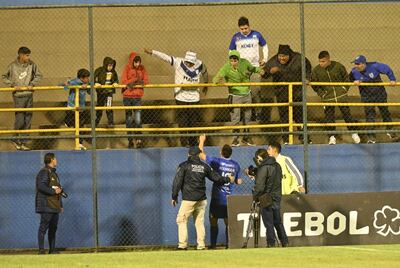 Rodrigo Rojas durante el cruce con un hincha del Sportivo Ameliano en pleno partido por la jornada 20 del torneo Clausura 2022 del fútbol paraguayo.