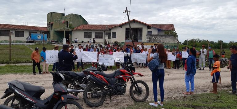 Pobladores de Bahía Negra se manifiestan  frente al precario hospital.