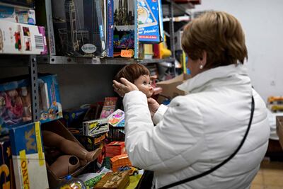 Con una bata blanca y un destornillador a modo de bisturí, Antonio Martínez Rivas ausculta un auto teledirigido en el “hospital del juguete” en Madrid, un taller único que está a punto de cerrar sus puertas después de medio siglo de reparaciones.