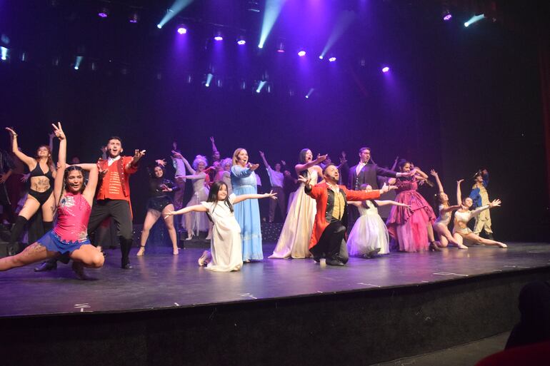 El espectáculo "El Mega Showman" reúne a más de 30 artistas en escena.