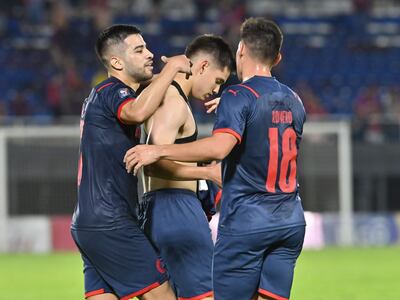 Daniel Rivas (i), Damián Bobadilla (sin camiseta) y Fernando Romero festejan el tanto de Cerro Porteño, que superó por 1-0 a Tacuary por la segunda fecha del torneo Clausura 2022.
