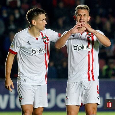 Jorge Morel (d) celebra su primer gol con la casaca de Estudiantes de La Plata.